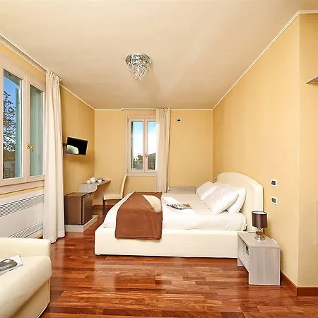 Отель Happy Atelier Centro & 3*