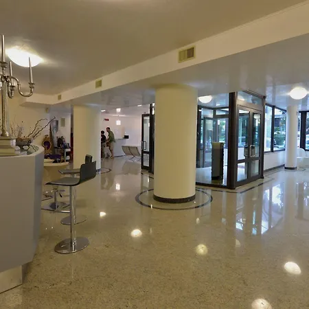 Отель Happy Atelier Centro & Гардоне Ривьера
