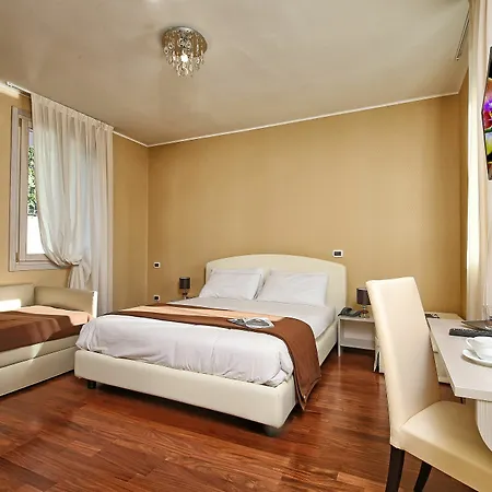 Happy Atelier Gardone Vittoriale & מלון גרדונה ריביירה